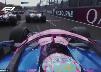 Kebimbangan itu timbul selepas insiden cemas pada pembukaan musim di Grand Prix Australia apabila Franco Colapinto (tengah) hampir melanggar Liam Lawson (tengah depan) yang lewat bergerak akibat masalah kuasa bateri. - IHSAN FORMULA 1