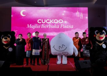 HOE Kian Choon (tiga, kiri) ketika Pelantikan Rasmi Cuckoo Malaysia sebagai Rakan Strategik bagi Visit Malaysia 2026 pada Majlis Berbuka Puasa Cuckoo 2026 di The Linc, Kuala Lumpur. - UTUSAN/M. FIRDAUS M. JOHARI