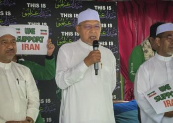 AHMAD Yakob (dua dari kiri) diiringi Menteri Besar Kelantan, Datuk Mohd. Nassuruddin Daud (kiri) ketika menyampaikan ucapan solidariti bersama Iran di Medan Ilmu, Kota Bharu, Kelantan. - UTUSAN/MUSTAQIM MOHAMED