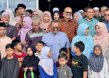 MUHAMMAD Sanusi Md. Nor (tengah) menyantuni anak-anak yatim di Bazar Raya Stadium Darul Aman di Alor Setar, Kedah hari ini.