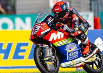 Hakim Danish bergelut dengan kelompok hadapan pada perlumbaan Moto3 Grand Prix Motosikal Thailand di Buriram, Thailand, minggu lalu. - FB Hakim Danish