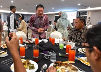 NGA Kor Ming beramah mesra bersama pengamal media pada Majlis Rumah Terbuka Hari Raya Aidilfitri DAP Perak di Ipoh semalam.