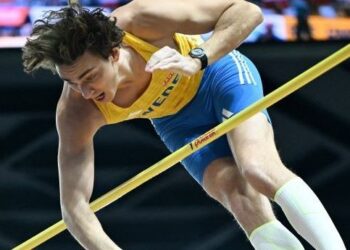 Armand Duplantis melepasi ketinggian  rekod dunia  pada Kejohanan Dunia Dalam Dewan di Torun, Poland. - AFP