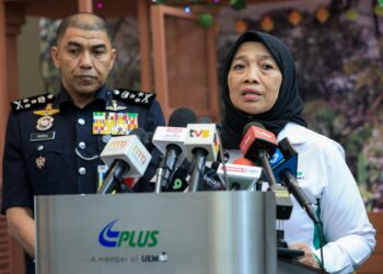 NIK Airina Nik Jaffar (kanan) bercakap pada sesi taklimat dan sidang akhbar bagi hadapi peningkatan trafik sempena musim perayaan Hari Raya Aidilfitri di Persada PLUS di sini hari ini. 
- UTUSAN/FARIZ RUSADIO