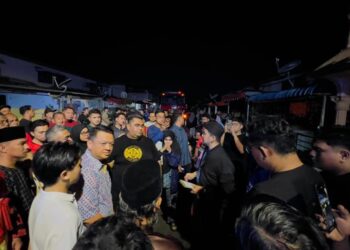 Tuanku Syed Faizuddin Putra Jamalullail dan Waris Yang Kedua Negeri Perlis, Syed Sirajuddin Areeb Putra Al-Haj Jamalullail berkenan berangkat mengadakan lawatan bagi menyantuni mangsa kebakaran di Taman Kemajuan, Kangar.-UTUSAN