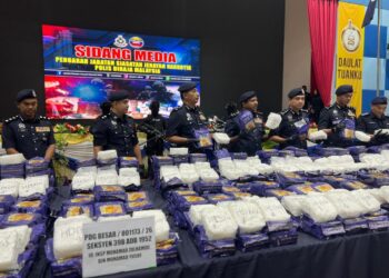 HUSSEIN Omar Khan (empat dari kiri) menunjukkan dadah jenis methamphetamine yang dirampas dianggarkan bernilai RM25.5 juta menerusi serbuan di Wang Kelian, Padang Besar, antara 24-28 Mac lalu dalam sidang akhbar di IPK Kangar, Perlis hari ini. -UTUSAN/ASYRAF MUHAMMAD