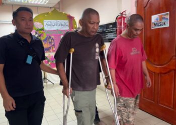 AZMAR Edward Dean Omar (kanan) dan Mohammad Sharif Marican (tengah) mengaku tidak bersalah menyeludup lapan migran wanita warga Filipina di Mahkamah Tinggi, Tawau, Sabah hari ini. - UTUSAN/NASRAWATI SYARIFUDDIN