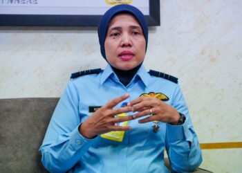 NORLELA Harun ketika ditemui di Pangkalan TUDM Subang, di sini semalam - UTUSAN/SADDAM YUSOFF