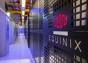 PUSAT data Equinix yang dilengkapi infrastruktur digital berkapasiti tinggi bagi menyokong operasi penyimpanan data, pengkomputeran awan dan sambungan rangkaian global untuk syarikat teknologi serta perusahaan.