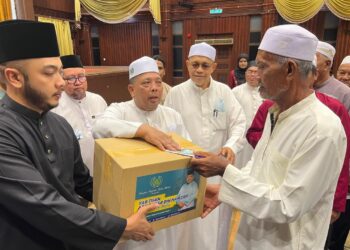 ABU Bakar Hamzah menyampaikan sumbangan
kepada para penerima bersempena Program Imarah Ramadan di Dewan Warisan, Kangar, Perlis semalam. -UTUSAN/ASYRAF MUHAMMAD