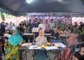 MOHD IZANI Mohd Zain belakang bersama beberapa staf dan pelajar UMT menyantuni warga emas dalam program Program Santuni Warga Emas di sebuah rumah kebajikan orang tua, Pusat Jagaan Warga Emas (Summer Eldercare), Kuala Terengganu baru-baru ini.