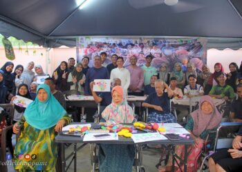 MOHD IZANI Mohd Zain belakang bersama beberapa staf dan pelajar UMT menyantuni warga emas dalam program Program Santuni Warga Emas di sebuah rumah kebajikan orang tua, Pusat Jagaan Warga Emas (Summer Eldercare), Kuala Terengganu baru-baru ini.