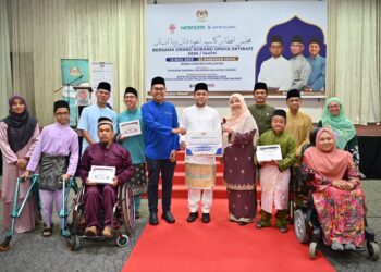 ADI Anuar Azmin (tengah) menerima replika sumbangan RM10,000 daripada wakil Affin Islamic sempena Majlis Iktiraf di Bangi Convention Centre, Bangi hari ini- Ihsan Yadim