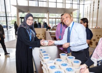 ABDUL Rahman mengagihkan bubur lambuk di Merdeka 118, hari ini.