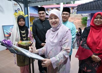 FADHLINA Sidek pada Majlis Berbuka Puasa Santuni Madani di SK Kuak Hulu di Pengkalan Hulu di Gerik semalam. - UTUSAN
