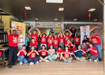 KAKITANGAN  Gadang Group bergambar bersama penghuni Persatuan Insan Istimewa Cheras, Selangor, ketika mengunjungi pusat komuniti istimewa itu, baru-baru ini.