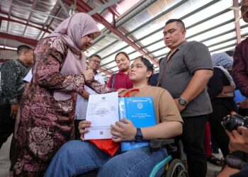FADHLINA Sidek bertemu Ewing Sarcoma Fernandez Minggat Anak Steven Jaya, penghidap kanser jenis yang memperoleh 3A 4B dalam SPM ketika tinjauan di SMK Tinggi Kajang semalam. Turut kelihatan ibu dan bapa Fernandez, Steven Jaya Anak Jampi dan Roselind Jelanan Anak Pas. – UTUSAN/AMIR KHALID