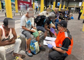 GOLONGAN gelandangan yang diperiksa dalam operasi bersepadu di sekitar daerah Timur Laut di Pulau Pinang.