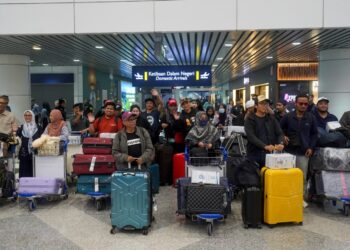 SERAMAI 163 rakyat Malaysia selamat tiba di tanah air dari Jeddah selepas terkandas akibat konflik di rantau Asia Barat di Lapangan Terbang Antarabangsa Kuala Lumpur (KLIA) Terminal 1 di sini, hari ini. - UTUSAN/FAISOL MUSTAFA