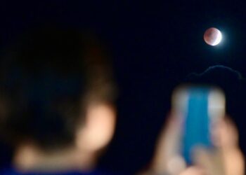 KEADAAN bulan mula memasuki fasa awal gerhana direkodkan di Kuala Terengganu pada pukul 7.49 malam ini. -UTUSAN/PUQTRA HAIRRY