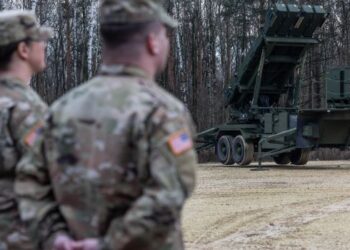 TENTERA AS berdiri di sebelah pelancar peluru berpandu sistem Patriot semasa latihan demonstrasi serta integrasinya ke dalam sistem kawalan di Sochaczew di Poland. – AFP