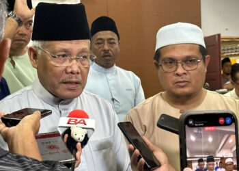 HAMZAH Zainudin ditemui pemberita pada majlis menyampaikan sumbangan kepada asnaf Parlimen Larut hari ini. - UTUSAN/WAT KAMAL ABAS