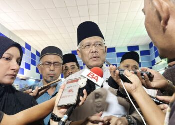 HAMZAH Zainudin ditemui pemberita pada Majlis Iftar Sesi Penerangan Reset  di Selama hari ini. - UTUSAN/WAT KAMAL ABAS