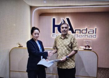 PENGARAH Eksekutif Kumpulan Handal, Xu Tian Tian dan Taha Sheikh Mohammad bertukar dokumen kerjasama.