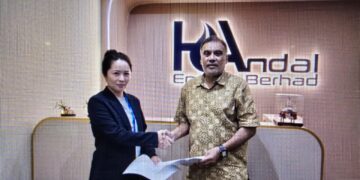 PENGARAH Eksekutif Kumpulan Handal, Xu Tian Tian dan Taha Sheikh Mohammad bertukar dokumen kerjasama.