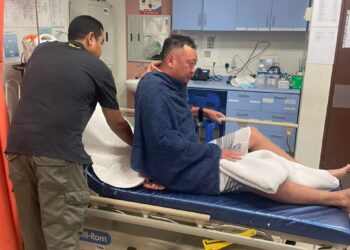 PENYELAM yang hilang ketika menyelam di Pulau Redang dijumpai selamat dan menerima rawatan lanjut di Hospital Setiu, Terengganu. - FOTO IHSAN POLIS