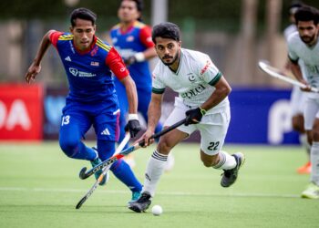 PEMAIN hoki negara, Danish Aiman Khairul Anuar cuba menahan asakan daripada pemain Pakistan ketika kedua-dua pasukan bertemu dalam kempen kelayakan Piala Dunia 2026 di Ismailia, Mesir, hari ini. - FIH