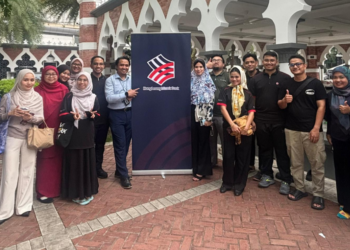 SUKARELAWAN terdiri daripada kakitangan HLISB menyertai program pengedaran bubur lambuk Masjid Jamek Sultan Abdul Samad.