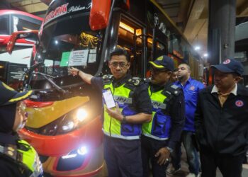 MOHD. Zamri Samion (kiri) menunjukkan dokumen pemeriksaan perjalanan bas ekspres pada Op Hari Raya Aidilfitri (HRA) 2026:JPJ Perhebat Pemeriksaan Terminal Bas-Nyawa Penumpang Jadi Keutamaan di Terminal Bas Majlis Bandaraya Kuala Terengganu (MBKT), Terengganu. -UTUSAN/PUQTRA HAIRRY