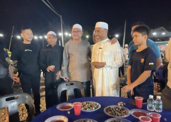 IDRIS Ahmad (dua dari kanan) pada program moreh makan kerang di Bagan Serai semalam. - UTUSAN/WAT KAMAL ABAS