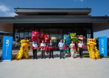 TONY Ling Thou Lung (tiga dari kiri) bersama Ahli Parlimen Rasah, Cha Kee Chin (dua dari kiri) dan EXCO Pelancongan, Kesenian dan Kebudayaan Negeri Sembilan, Nicole Tan Lee Koon (dua dari kanan) pada majlis pelancaran rasmi Galeri S2 Heights Aman baru-baru ini.