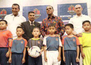 INDRA Putra Mahayuddin (belakang, dua dari kanan) pada Malam Gemilang Bintang Juara FC di Kampar.