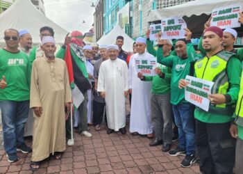 AHMAD Yakob dan Mohd. Nassuruddin Daud (tengah) bersama sebahagian peserta  Himpunan Solidariti Bersama Iran di Medan Ilmu, Kota Bharu, Kelantan.