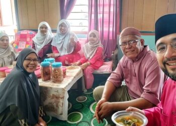 Nushi Mahfodz (kanan) berpesan supaya umat Islam bersederhana dalam menyambut Aidilfitri