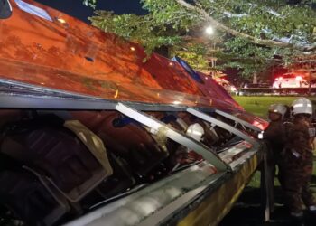 BAS ekspres dipandu seorang lelaki berusia 62 tahun, terbalik selepas terbabas apabila hilang kawalan di Kampung Sepakat Baru, Batu 11 susur keluar Plaza Tol Skudai, Johor Bahru.