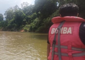 ANGGOTA bomba melaksanakan operasi SAR melibatkan seorang remaja berusia 15 tahun yang lemas di Sungai Kampung Peta, Mersing, Johor.