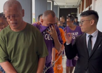 AHMAD Tajul Kushri Ahmad Tajul Ariffin (dua dari kiri) dihadapkan ke Mahkamah Majistret, Batu Pahat, Johor atas pertuduhan menampar dan memukul isterinya menggunakan botol deodoran.