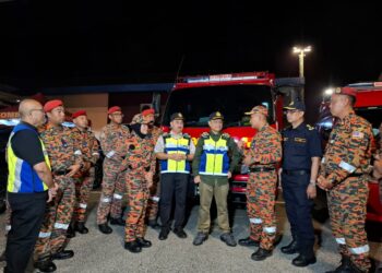 AEDY Fadly Ramli (empat dari kanan) mendengar penerangan daripada pasukan bomba di Pusat Kawalan Menora, Ipoh sempena Pemantauan Operasi Khas Hari Raya Aidilfitri 2026 semalam.