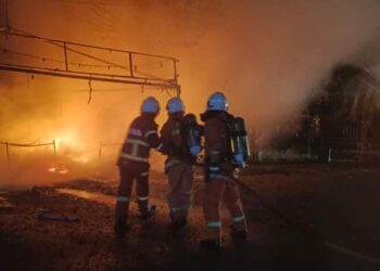ANGGOTA bomba berusaha memadam kebakaran kabin tempat simpanan mercun dan kanopi di Kampung Gong Limau, Chukai, Kemaman, Terengganu.