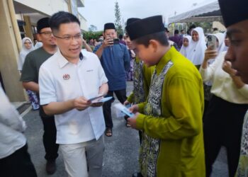 WONG Kah Woh menyampaikan sumbangan Yayasan Didik Negara kepada pelajar Maahad Al Tarbiah Al Islamiah semasa program Jaulah Ramadan Kementerian Pendidikan di sekolah tersebut di Changkat Jering dekat Taiping, Perak semalam. - UTUSAN/FADZIL ZAINOL