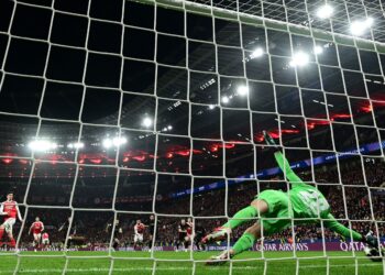 PEMAIN Arsenal, Kai Havertz menyempurnakan penalti pada lewat permainan untuk mengikat Bayer Leverkusen 1-1 dalam kempen Liga Juara-Juara di tempat lawan, semalam. - AFP