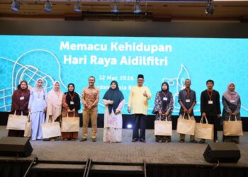 CHE Samsuzuki Che Noh (lima kiri) bersama penerima sumbangan pada Program Memacu Kehidupan: Hari Raya Aidilftri 2026 anjuran Yayasan Petronas, Kota Bharu, Kelantan. - UTUSAN/KAMARUL BISMI KAMARUZAMAN