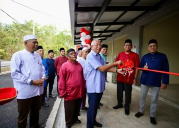 MAHDZIR Khalid melakukan simbolik perasmian ketika hadir ke Majlis Perasmian dan Penyerahan Kedai @ KEDA Kubang Kenyeng di Kuala Nerang, Padang Terap. - UTUSAN/ SHAHIR NOORDIN