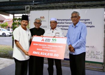 MOHAMAD Sabu (dua kanan) menyampaikan STTP kepada wakil Wilayah 2, MADA Jitra pada Majlis Penyampaian Sumbangan STTP dan Perjumpaan bersama Pemimpin Peladang di Kawasan Muda di Kubang Pasu. – UTUSAN/SHAHIR NOORDIN