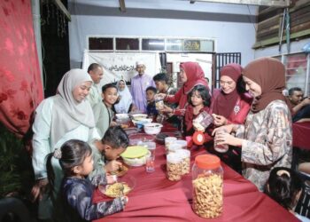 NUR Hazwani Hamid (empat kanan) bersama keluarga menerima kunjungan tetamu dan sahabat handai pada waktu malam untuk meraikan Aidilfitri berikutan cuaca panas pada waktu siang di Kampung Sungai Kechil, Kuala Nerang, Padang Terap. - UTUSAN/SHAHIR NOORDIN