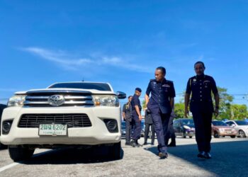 ADZLI Abu Shah (dua kanan) dan Pengarah KPDN Kedah, Muhammad Nizam Jamaludin melihat pikap yang diubahsuai bagi menyeludup petrol ke Thailand pada sidang akhbar di Ibu Pejabat Polis Daerah (IPD) Kubang Pasu.